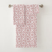 XOXO Hugs & Kisses Monogrammed Dusty Pink Modern Badhandtuch Set (Insitu)