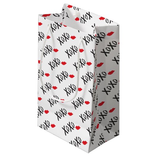 XoXo-Hugs-Kisses-with-Red-Lips Kleine Geschenktüte (Vorderseite Schrägansicht)