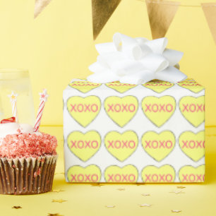 XOXO Pastellgelbe Bonbons Herzchen Valentinstag Geschenkpapier