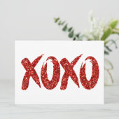 XOXO Roter Glitzer | Glam Brushstroke Hug and Kiss Einladung (Stehend Vorderseite)