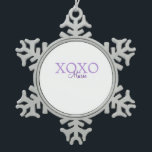 Xoxo valentin Tag hinzufügen Name lila Pastel mini Schneeflocken Zinn-Ornament<br><div class="desc">schönes Design</div>