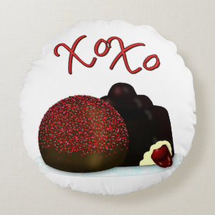 XOXO Valentine Bonbon and Dark Chocolate Rundes Kissen