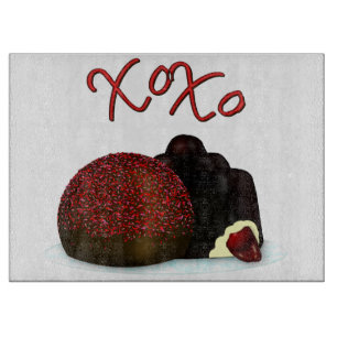 XOXO Valentinsbonbon und dunkle Schokolade Schneidebrett