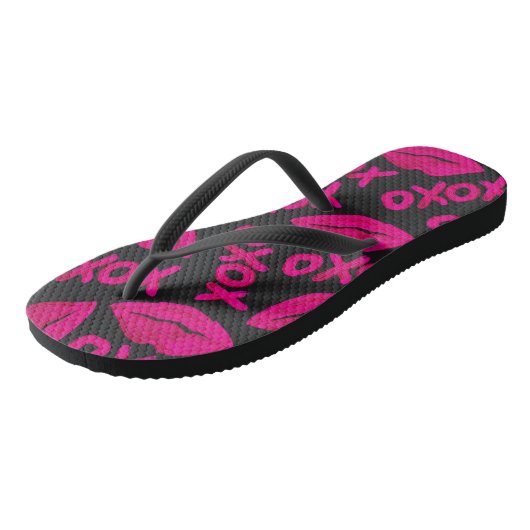 XOXO Zitat Schwarze Nebel Pink Lips Lipstick Muste Badesandalen (Schrägansicht)