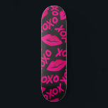 XOXO Zitat Schwarze Nebel Pink Lips Lipstick Muste Skateboard<br><div class="desc">Dieses coole und niedliche Muster ist perfekt für Mädchen. Es zeigt handgemalte neonrosa Lippenstift Lippen und die Typografie Zitat "Xoxo", auf einem einfachen schwarzen Hintergrund. Es ist bezaubernd, elegant, modern und einzigartig; perfekt für Ihren Alltag oder sogar ein besonderes Geschenk für den Valentinstag. ***WICHTIGE HINWEIS FÜR DESIGN: Für individuelle Designanfragen,...</div>