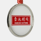 Xuechi Hutong, Peking, chinesischer Straßenschild Silbernes Ornament (Rechts)