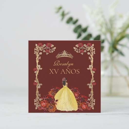 xv AÑOS Gold and Burgundy Red Rose Quinceañera Einladung (Stehend Vorderseite)