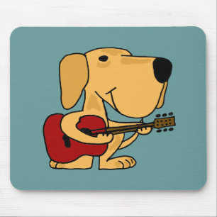 XX gelbes Labrador retriever, das Gitarre spielt Mousepad