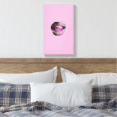 Y2K Lips Portrait – Glossy Aesthetic Pop Art Print Leinwanddruck (Insitu (Schlafzimmer))