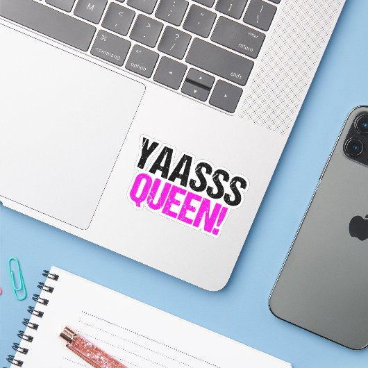 Yaasss Queen Funny Sassy Quote Aufkleber (Laptop mit iPhone)
