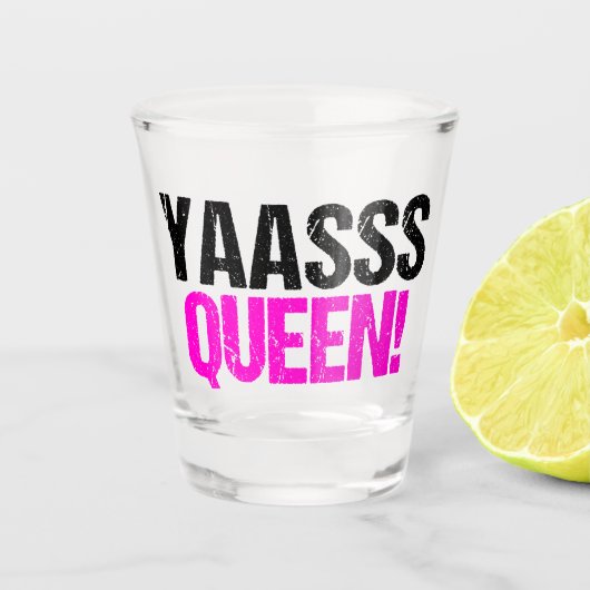 Yaasss Queen Schnapsglas (Vorderseite)