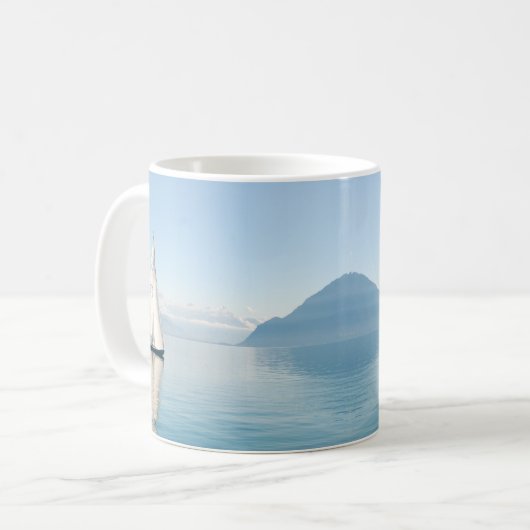 Yacht auf Calm Waters Kaffeetasse (Vorderseite Links)