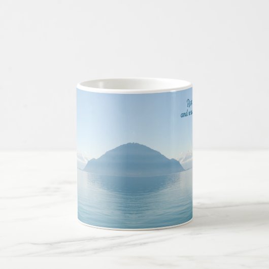 Yacht auf Calm Waters Kaffeetasse (Mittel)