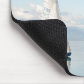 Yacht auf Calm Waters Mousepad (Ecke)