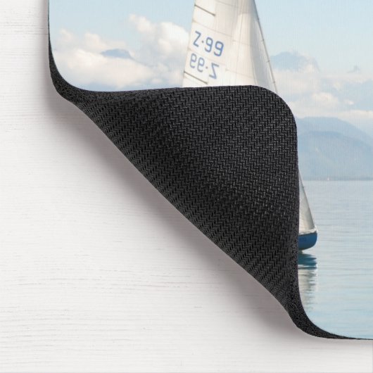 Yacht auf Calm Waters Mousepad (Ecke)