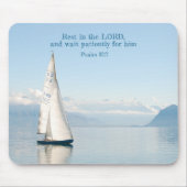 Yacht auf Calm Waters Mousepad (Vorne)