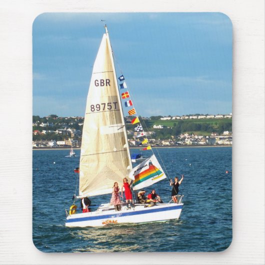 Yacht mit Flaggen Mousepad (Vorne)