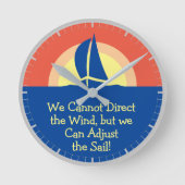 Yacht Racing mit Sonnenuntergang Runde Wanduhr (Vorderseite)
