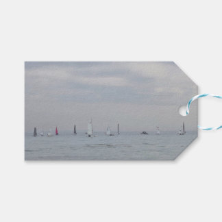 Yacht-Rennboote in einer Reihe Geschenkanhänger