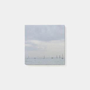 Yacht-Rennboote in einer Reihe Post-it Klebezettel