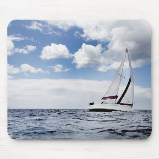 Yacht-Segeln in der hohen See Mousepad (Vorne)