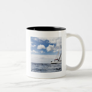 Yacht-Segeln in der hohen See Zweifarbige Tasse