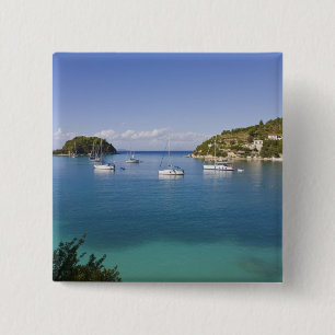 Yachten auf Reede, Lakka, Paxos, Griechenland Button