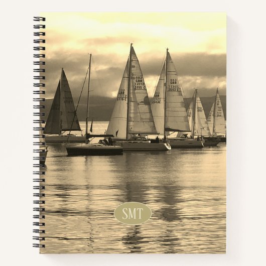 Yachten in einer Flottille bereit zum Rennen. Sege Notizblock (Vorderseite)
