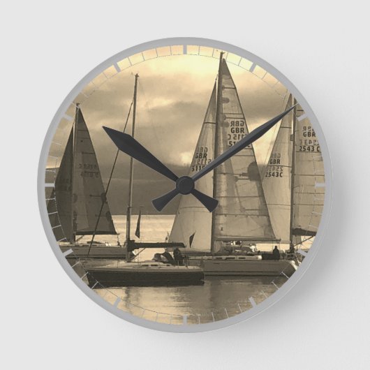 Yachten in Rothesay Bay, Schottland. Runde Wanduhr (Vorderseite)
