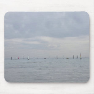 Yachten rasen in einer Linie dahin Mousepad