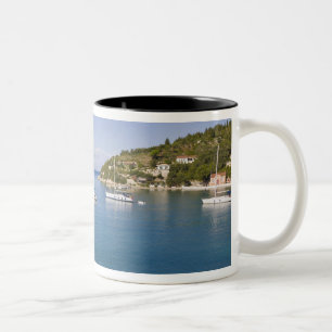 Yachten vor Anker, Lakka, Paxos, Griechenland Zweifarbige Tasse