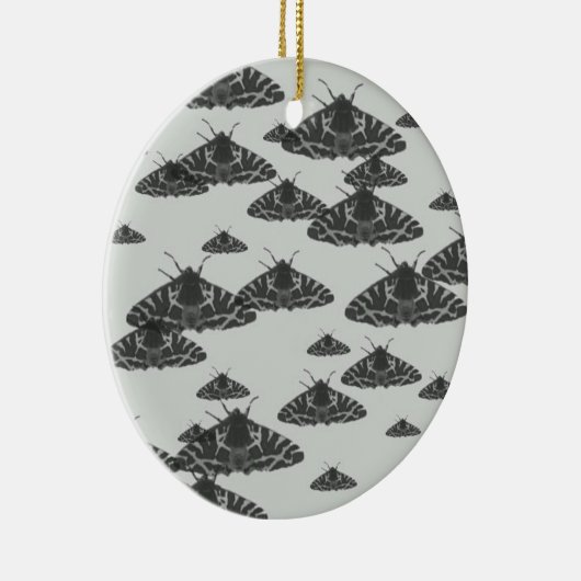 Yaei-Mottenschmetterlinge im weißen Hintergrund Keramik Ornament (Rechts)