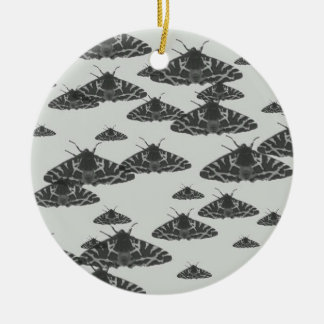 Yaei-Mottenschmetterlinge im weißen Hintergrund Keramik Ornament