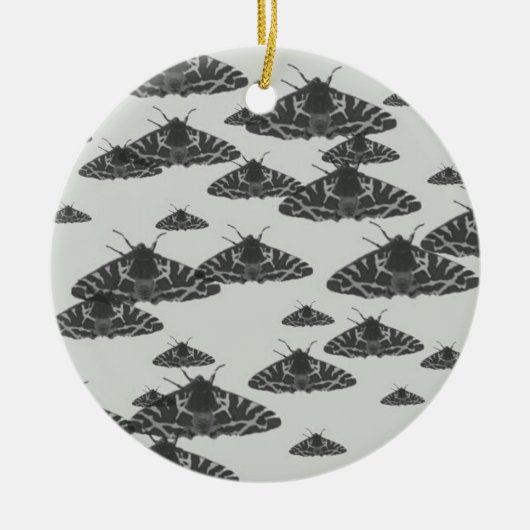 Yaei-Mottenschmetterlinge im weißen Hintergrund Keramik Ornament (Vorne)