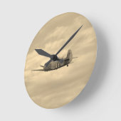 Yak 11 im Flug Runde Wanduhr (Winkel)