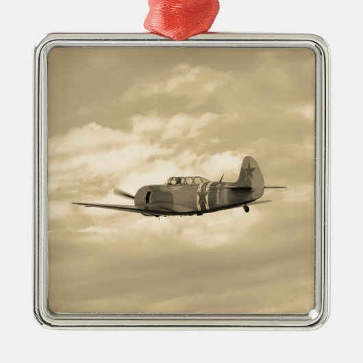 Yak 11 im Flug Silbernes Ornament (Vorne)