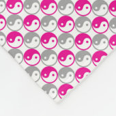 Yang-Muster in Grau und Rosa Fleecedecke (Ecke)