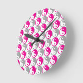 Yang-Muster in Grau und Rosa Runde Wanduhr (Winkel)