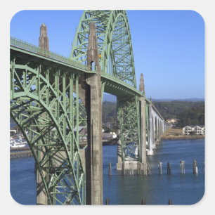 Yaquina Bay Bridge über die Yaquina Bay Quadratischer Aufkleber