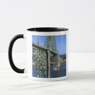 Yaquina Bay Bridge über die Yaquina Bay Tasse