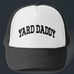 Yard Daddy Funny Lawn Mowing Vater Gartage Vater Truckerkappe<br><div class="desc">Fordern Sie Ihren Titel mit diesem kühnen LKW-Hut von "Yard Daddy" an - perfekt für Väter,  die den Rasen mit Stil,  Streifen und ernsthaftem Rasenmäher beherrschen. Das ultimative Shirt für Hinterhoflegenden! Ein lustiges Geschenk für Vatertag,  Geburtstage oder Wochenendkrieger,  die das Grasschneiden ernst nehmen (aber nicht zu ernst).</div>