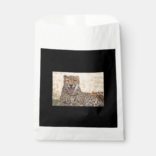 Yawning Cheetah Geschenktütchen (Vorderseite)