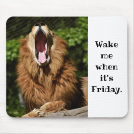 Yawning Lion - Weck mir, als es am Freitag war Mousepad