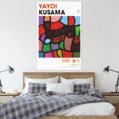 Yayoi Kusama Ausstellungspender, allein in einem b Leinwanddruck (Insitu (Schlafzimmer))