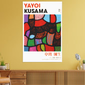 Yayoi Kusama Ausstellungspender, allein in einem b Leinwanddruck (Insitu (Wohnzimmer))