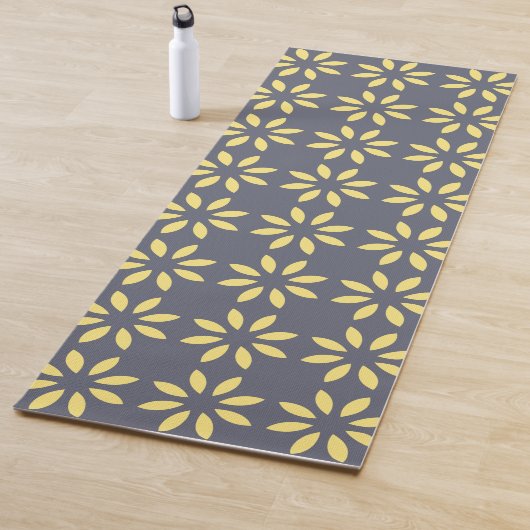 Yellow Abstract Flowers on Slate Blue Yogamatte (Beispiel)