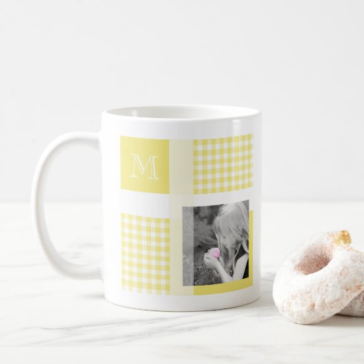 Yellow Add Your Foto Gingham Modern Monogram Kaffeetasse (Mit Donut)