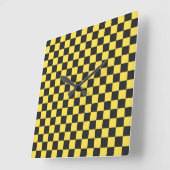 Yellow and black checkerboard pattern quadratische wanduhr (Winkel)