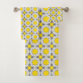 Yellow and green geometric pattern badhandtuch set (Insitu)