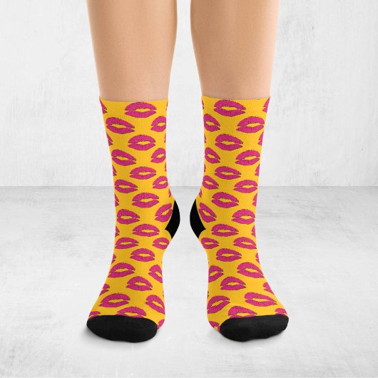 Yellow and Hot Pink Pop Art Kissing Lips XOXO Socken